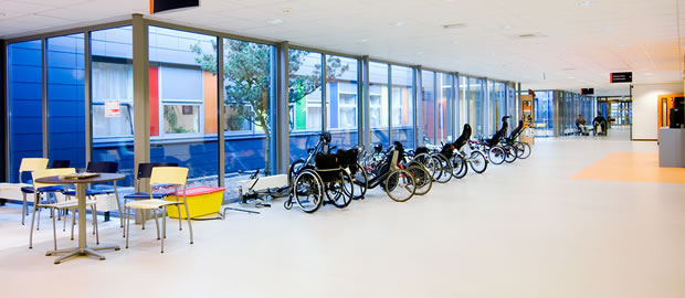 Revalidatiecentrum Blixembosch Eindhoven : interieur met rolstoelen : odeon architecten