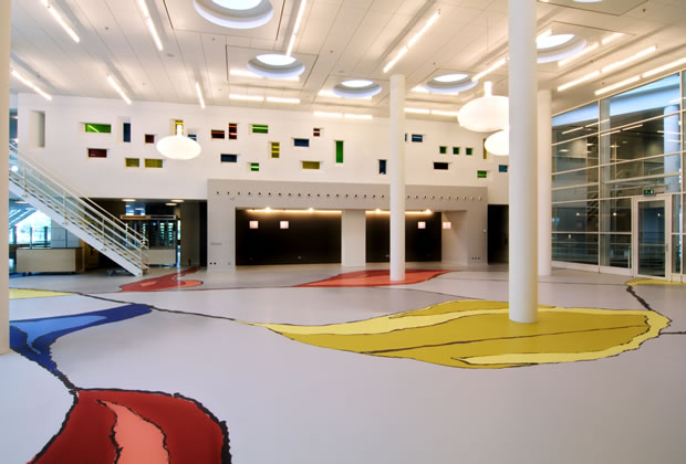 CMS PWC Rijnsweerd : interieur restaurant met kunstwerk op de vloer : odeon architecten